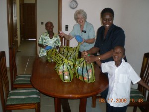 Soeur Felicite and her children with food commodities